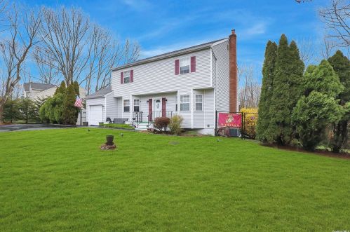 28 Park Woods Ln, San Remo, NY 11754-4601