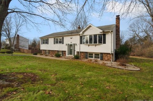 51 Sentinel Hill Rd, North Haven, CT 06473-1526