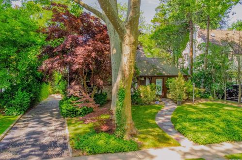 45 Tain Dr, Great Neck, NY 11021-4422