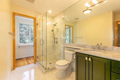 18 Linden Ln, Westbury NY  11568-1610 exterior
