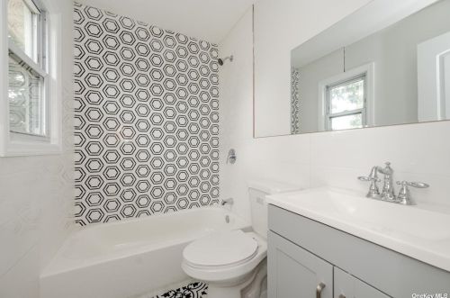 151 Frederick Ave, Floral Park, NY 11001-3512
