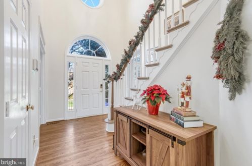 8709 Middleford Dr, Springfield, VA 22153-2151