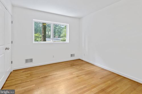 3709 Whispering Ln, Falls Church VA  22041-1121 exterior