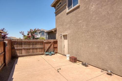 730 Sawtooth St, Manteca CA  95337-7827 exterior