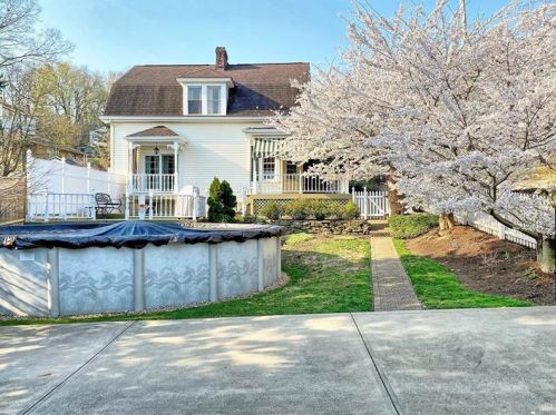 807 Ferree St, Moon Twp, PA 15108-2107