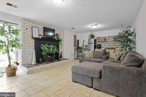 123 Davis Ave, Leesburg VA 20175-3405 exterior