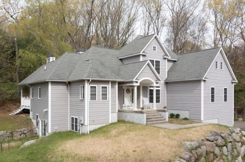 22 Wolf Hill Rd, Waterbury, CT 06716-2736