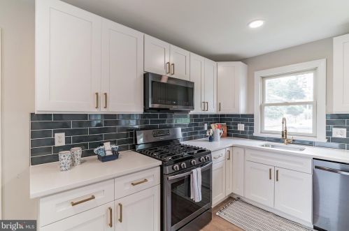 2746 Old Welsh Rd, Willow Grove PA  19090-3934 exterior