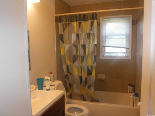 825 Walnut St, North Lindenhurst NY  11757-4734 exterior
