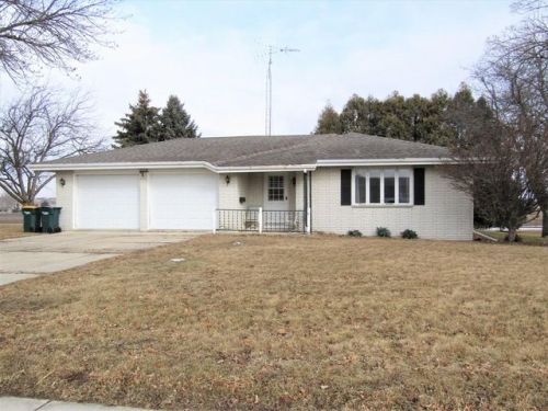 707 Center St, Juneau, WI 53039-1304
