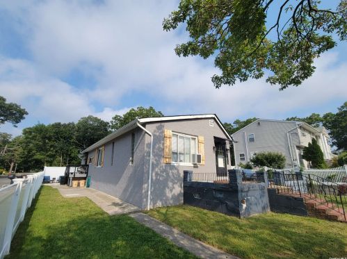 1272 Connetquot Ave, Central Islip, NY 11722-3403
