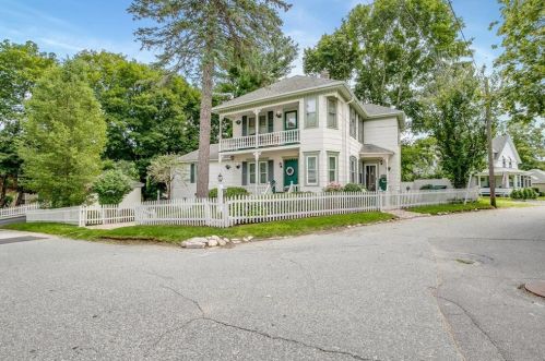 18 Cross St, Lincoln, RI 02838-1423