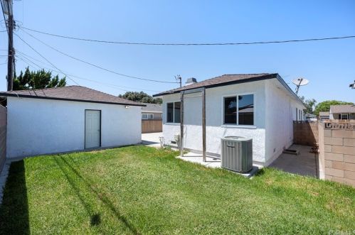 6128 Village Rd, Lakewood CA  90713-3131 exterior