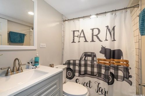 420 Clement Ave, Floral Park NY  11003-3320 exterior