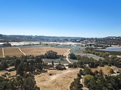 17510 Quail Hill Ln, Aromas CA  95004-9115 exterior