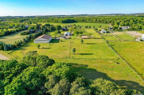 291 Deep Hole Rd, Baiting Hollow, NY 11933-1492