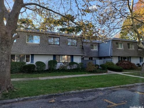 226 Feller Dr, Central Islip, NY 11722-1214