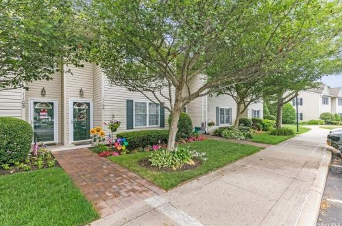1104 Savoy Dr, Huntington Station, NY 11747-5280