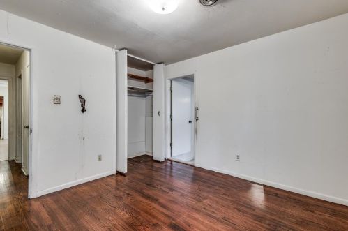 2215 Dennis St, Irving TX 75062-4273 exterior