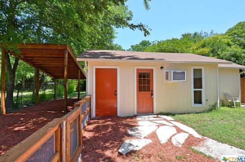 3174 Boon St, Seguin, TX 78155-2904