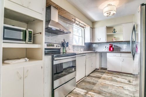 2511 Bernardo De Galvez Ave, Galveston TX 77550 exterior