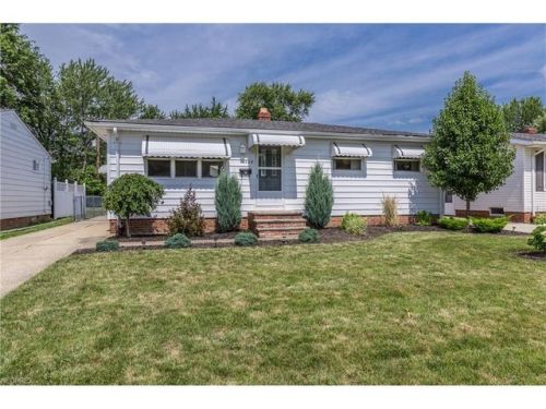 1709 Ridgeview Dr, Willowick, OH 44092-1538
