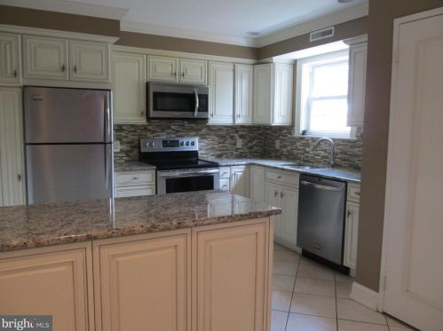 2053 Harbour Dr, Palmyra, NJ 08065-1113