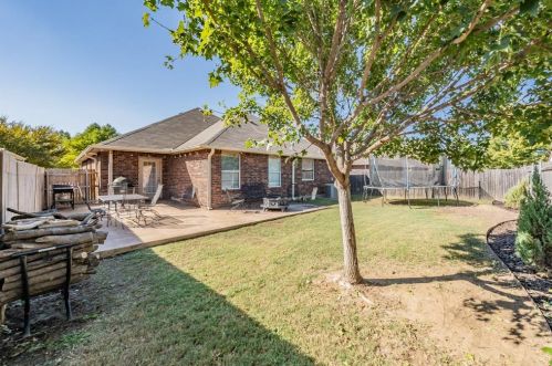 916 Raleigh Path Rd, Denton TX 76208-2907 exterior