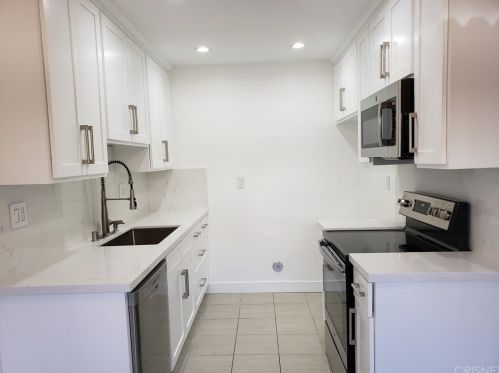 2411 Clark Ln, Redondo Beach, CA 90278-4459