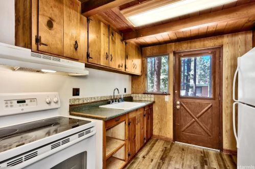 3727 Larch Ave, South Lake Tahoe CA  96150-8504 exterior