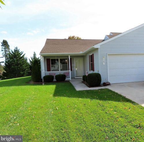 1387 Village Dr, Spring Grove, PA 17362-8735