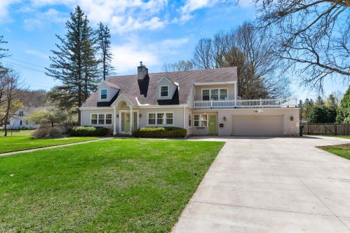 1123 Evergreen St, West Bend, WI 53095-3811