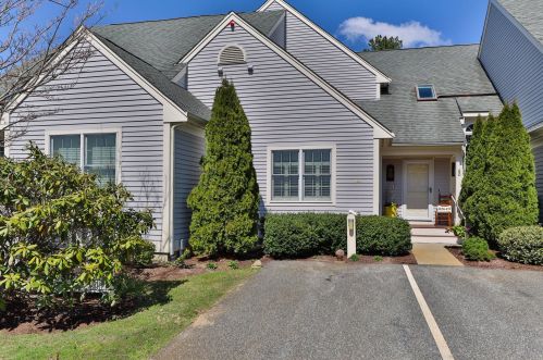 60 Gold Leaf Ln, Mashpee, MA 02649-3557