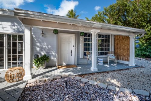 156 Bay Harbor Dr, Key Largo FL  33037-2011 exterior