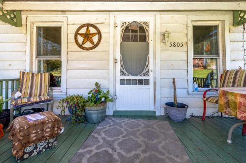 5805 Pleasant Valley Rd, Nashport, OH 43830-9782