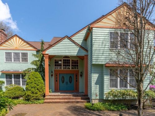 85 Lynn Cir, Warwick, RI 02818-1100