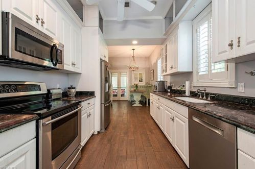 9422 Vanderbilt Dr, Naples FL  34108-2309 exterior