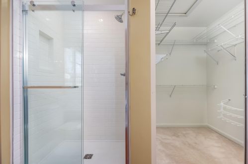 8526 Woodcreek Dr, Florence KY  41042-8237 exterior