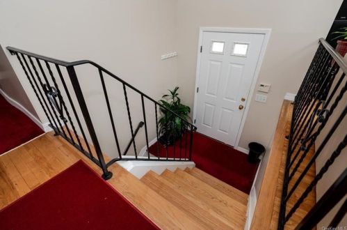 28 Jefferson St, Amityville, NY 11701-2358