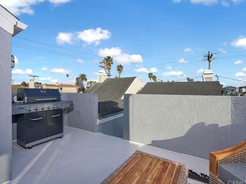 226 9 St, Huntington Beach CA 92648-4635 exterior