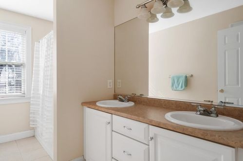 37 Millers Brook Dr, Cumberland RI  02864-6163 exterior