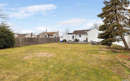 32 Leibrock Ave, North Lindenhurst NY 11757-1825 exterior