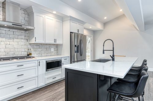 17 Harbor Oaks Dr, San Remo NY  11754-1012 exterior