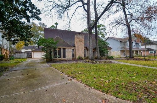5611 Kiowa Timbers Dr, Humble, TX 77346-1928