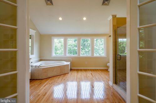 1042 Charter Oaks Dr, Lansdale PA exterior