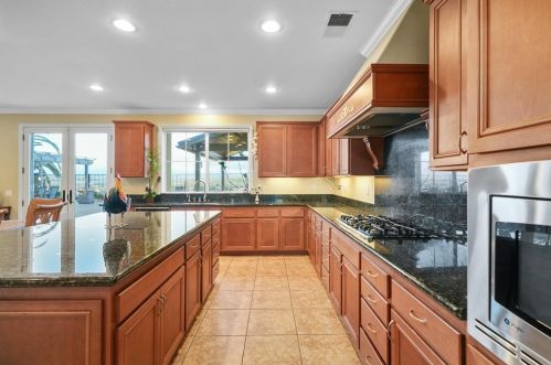 1050 Straightaway Ct, Oceanside CA  92057-1949 exterior