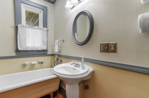 1329 Dodge St, Lake Geneva WI  53147-1309 exterior