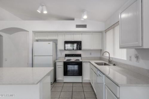 6258 Blackhawk Dr, Glendale AZ 85308-6671 exterior