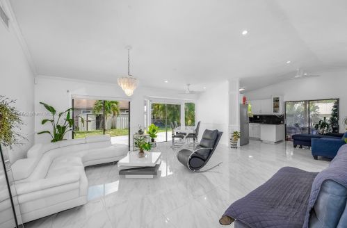 19949 62nd Ave, Hialeah FL  33015-4896 exterior