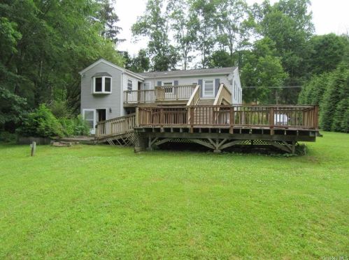7 Lower Lake Rd, Mahopac, NY 10541-3332